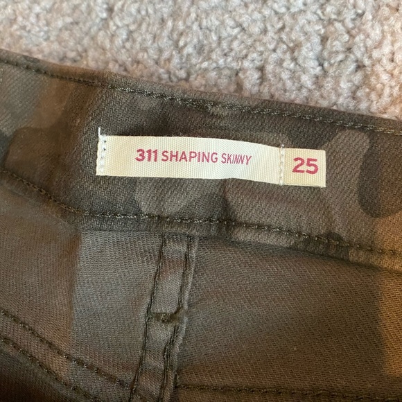 Levi’s - Picture 3 of 3